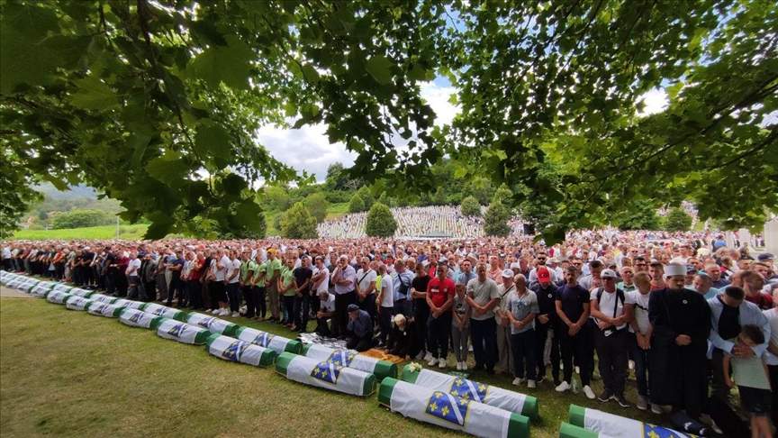Potočari: Klanjana dženaza za 50 žrtava srebreničkog genocida